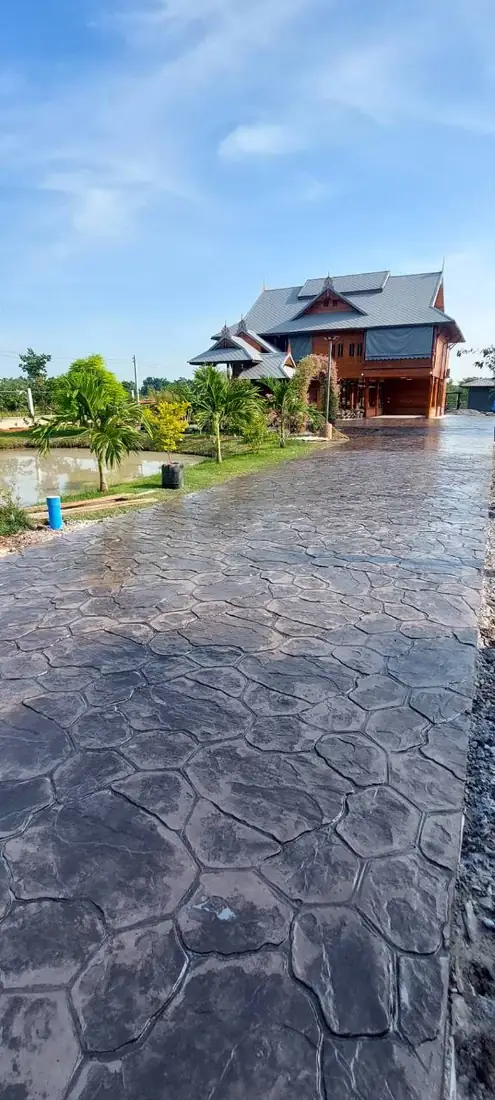 ทีมงานส่งมอบพื้นคอนกรีตพิมพ์ลาย