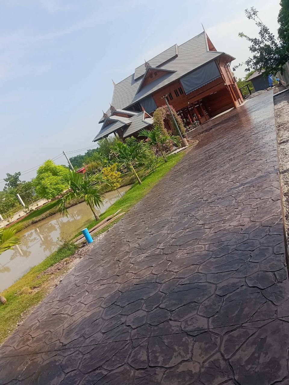 ภาพรวมงานพื้นพิมพ์ลายหน้าบ้านไม้